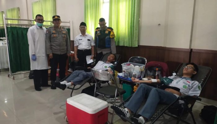 Sinegritas TNI POLRI monitoring giat donor darah di Pesantren Nurul Iman kelurahan cibaduyut wetan