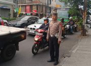 Bantu Masyarakat Pengguna Jalan Unit Lantas Polsek Andir Lakukan Pelayanan Pagi Dengan Pengaturan Arus Lalin di Beberapa Titik Rawan Macet