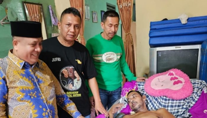 Ketua AMPG Bersama Tokoh Masyarakat Rohil Kunjungi Tim Yang Sedang Sakit