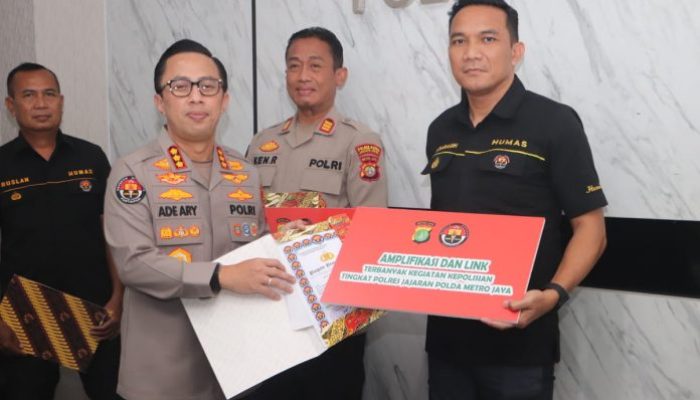 Humas Polres Metro Jakarta Barat Sabet Dua Penghargaan di Tingkat Polda Metro Jaya