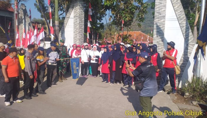 Polsek Cibiuk Amankan Kegiatan Gerak Jalan Santai HUT RI ke-79