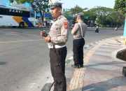 Personil Unit lantas dan Unit Samapta Polsek Cinambo melaksanakan kegiatan rutin pelayanan masyarakat berupa pengaturan lalulintas sore hari