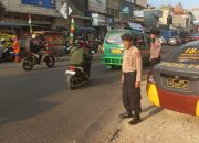 Personil Unit Samapta Polsek Astanaanyar Melaksanakan Kegiatan Gatur Lalulintas Sore Dalam Rangka Pelayanan Kepada Masyarakat