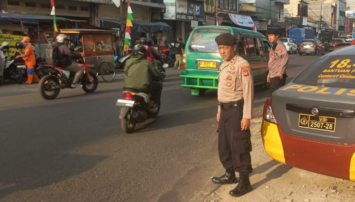 Personil Unit Samapta Polsek Astanaanyar Melaksanakan Kegiatan Gatur Lalulintas Sore Dalam Rangka Pelayanan Kepada Masyarakat