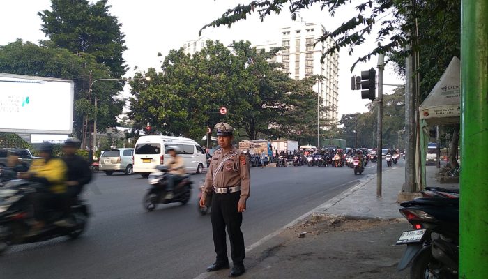 Personel Lalu Lintas Melaksanakan Pelayanan Masyarkat Penganturan Arus Lalu Lintas Pagi Di Jalan Ir. H. Juanda Dan Jalan Surapati Kecamatan Coblong Kota Bandung