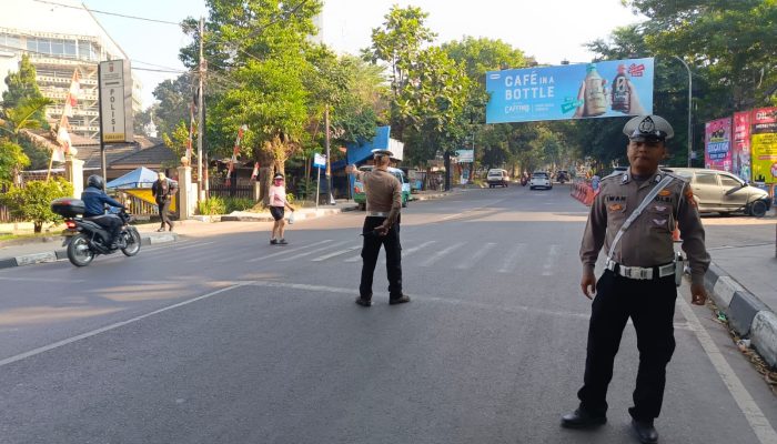 Unit Lalu Lintas Polsek Sukajadi Gelar Gatur Lantas Sore, Bantu Masyarkat Menyebrang Jalan