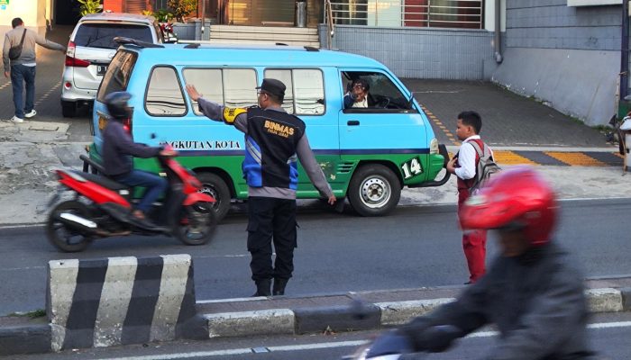 Bhabinkamtibmas Polsek Sukajadi Polrestabes Bandung Tetap Semangat Laksanakan Yanmas Gatur Lantas