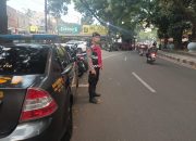 Personil Unit Samapta Polsek Sumur Bandung melaksanakan kegiatan rutin pelayanan masyarakat berupa pengaturan lalulintas Sore hari