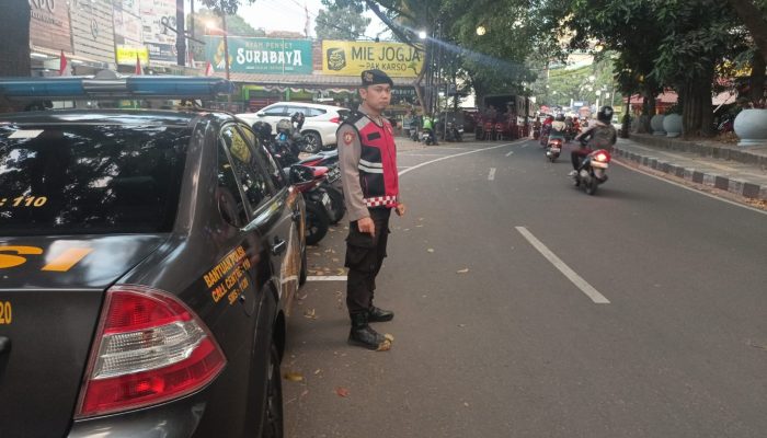 Personil Unit Samapta Polsek Sumur Bandung melaksanakan kegiatan rutin pelayanan masyarakat berupa pengaturan lalulintas Sore hari