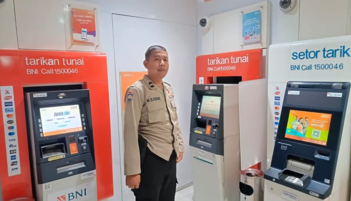 Bhabinkantibmas Polsek Sukajadi Polrestabes Bandung Giat Pengecekan ATM Antisipasi Kejahatan Skimming