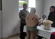 Bantuan Pemerintah Disalurkan, Bhabinkamtibmas Polsek Antapani Lakukan Pengamanan