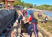 Bakamla RI Clean Up Pesisir Pantai Nelayan di Oesapa Kupang