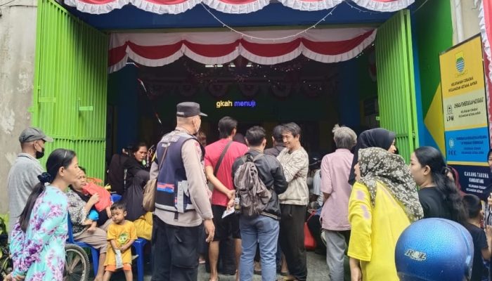 Bhabinkamtibmas Polsek Astanaanyar Monitoring dan Pengamanan Kegiatan Penyaluran Bantuan Beras Pemerintah