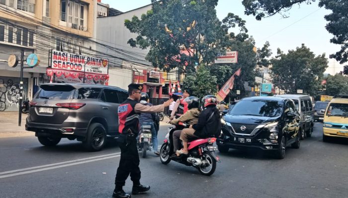 Unit Samapta Polsek Astanaanyar laksanakan Giat Yanmas Sore Penjagaan dan Pengaturan Lalulintas