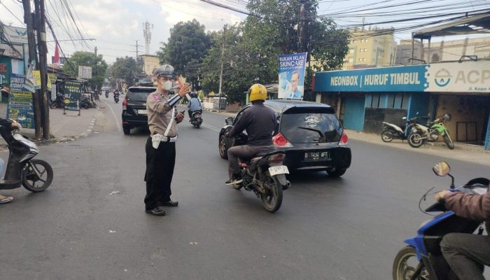 Jaga Kamseltibcarlantas Sore, Unit Lantas Polsek Babakan Ciparay Gelar Kegiatan