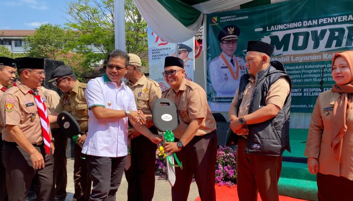 Peningkatan Pelayanan Kepada Masyarakat, Bupati Bandung Serahkan 10 Mobil Layanan Kelurahan Bedas