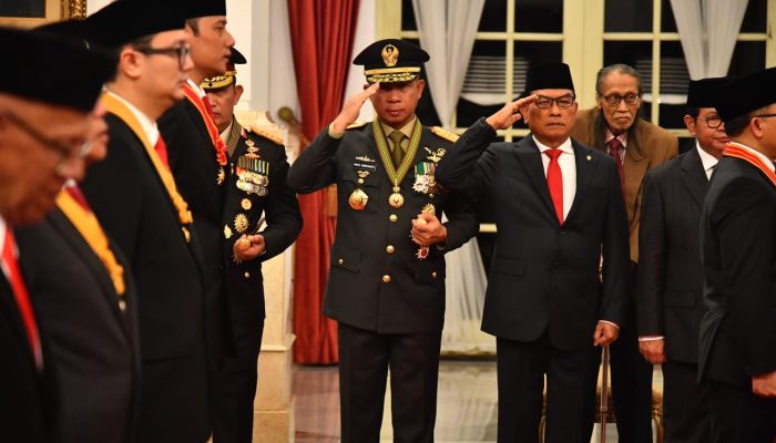 Panglima TNI Hadiri Upacara Penganugerahan Tanda Kehormatan RI di Istana Negara