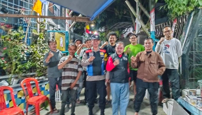 Sambang Warga, Bhabinkamtibmas Polsek Sukajadi Polrestabes Bandung Imbau Tingkatkan Lagi Siskamling