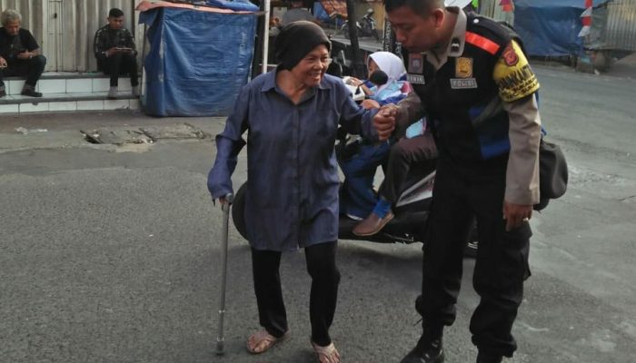 Bhabinkamtibmas Polsek Sukajadi Polrestabes Bandung, Menolong Nenek Menyeberang Jalan