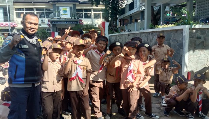 Jalin Silaturahmi dan Kerjasama Bhabinkamtibmas Kelurahan Gegerkalong Hadiri Giat Hari Pramuka