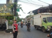 Personil Unit lantas dan Unit Samapta Polsek Cinambo melaksanakan kegiatan rutin pelayanan masyarakat berupa pengaturan lalulintas sore hari