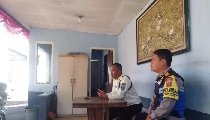 Bhabinkamtibmas bapeng Kec.Cinambo Kota Bandung melaksanakan giat DDS/Sambang menyampaikan Binluh Harkamtibmas