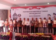Bupati Bandung Secara Simbolik Serahkan Sertifikat PTSL Kepada Masyarakat Desa Cibodas Solokanjeruk