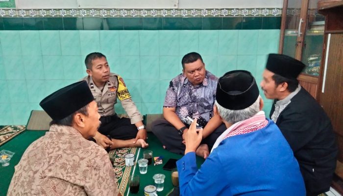 Bhabinkamtibmas Polsek Sukajadi Polrestabes Bandung Sambang Dialogis Kepada Jamaah Masjid Al – Baroqah