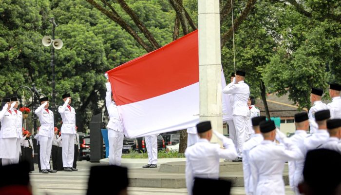 Upacara Penurunan Bendera HUT ke-79 RI Kota Bandung Berjalan Khidmat dan Lancar