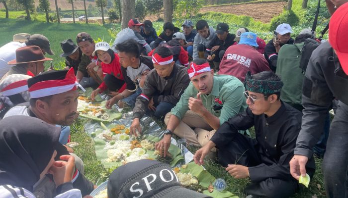 Sangat Unik, Bacawabup Ali Syakieb Rayakan HUT RI ke- 79 Bersama Petani di Kebun Pinggir Sawah