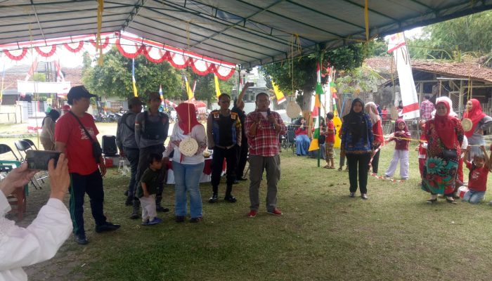 BhabinKamtibmas Kelurahan Sekejati Polsek Buah Batu kegiatan Sambang Bimkamsa dalam rangka Hut Kemerdekaan Ke 79