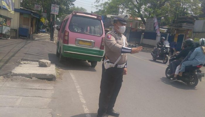 Unit Lantas Polsek Antapani Pimpin Pengaturan Lalulintas Siang Hari