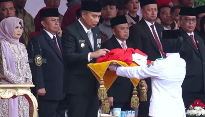 Hut Kemerdekaan RI Ke – 79, Wakapolda Jabar Hadiri Penurunan Bendera