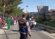 Bhabinkamtibmas Kel. Mekarmulya sambangi warganya dalam melaksanakan perlombaan