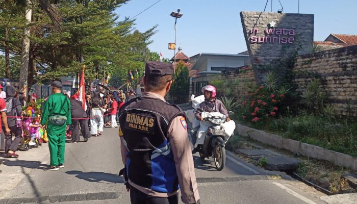 Bhabinkamtibmas Kel. Mekarmulya sambangi warganya dalam melaksanakan perlombaan