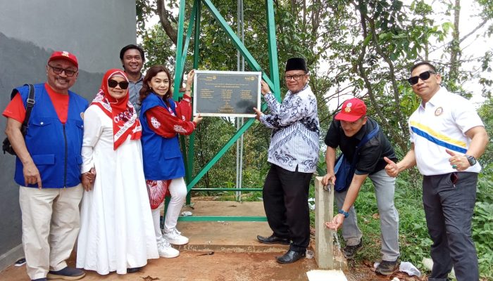 HUT RI Ke 79: Rotary Club Jakarta Menteng Resmikan Sarana Air Bersih di Kelas Jauh SDN Kadusewu Cijantur