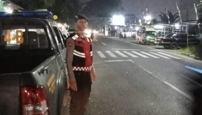 Cipta Kondusifitas QR Polsek Sukasari Lakukan Giat Yanmas Malam Bandung Lautan Biru.