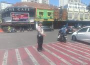 Personil Unit lantas Polsek Sumur Bandung melaksanakan kegiatan rutin pelayanan masyarakat berupa pengaturan lalulintas Siang hari