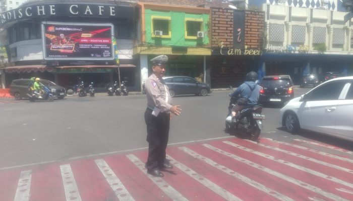 Personil Unit lantas Polsek Sumur Bandung melaksanakan kegiatan rutin pelayanan masyarakat berupa pengaturan lalulintas Siang hari