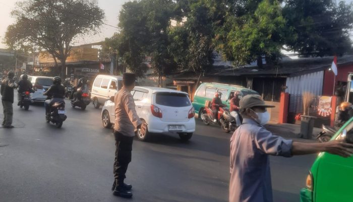 Yanmas pagi Bhabinkamtibmas Polsek Panyileukan Cegah Kemacetan