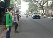 Bhabinkamtibmas Polsek Sukajadi Amankan Pelajar Saat Gatur Pagi di Depan Gerbang Sekolah