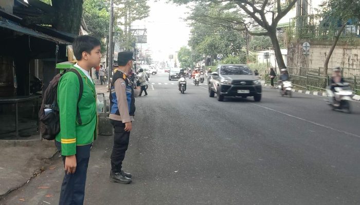 Bhabinkamtibmas Polsek Sukajadi Amankan Pelajar Saat Gatur Pagi di Depan Gerbang Sekolah