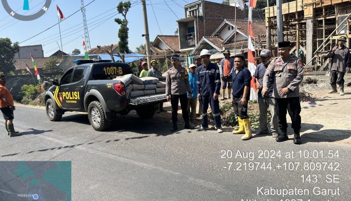 Polsek Pasirwangi Berikan Bantuan 50 Sak Semen untuk Pembangunan Masjid Al-Hikmah