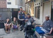 Bhabinkamtibmas melaksanakan giat door to door ke warga binaan sesuai keluarahan di Wilkum Polsek Andir