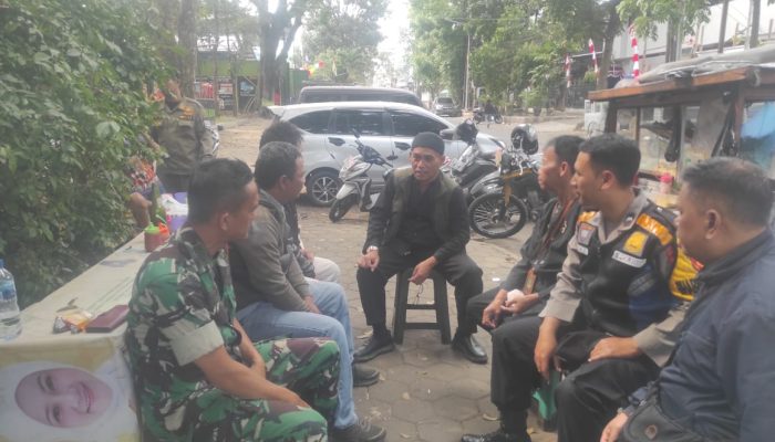 Bhabinkamtibmas melaksanakan giat door to door ke warga binaan sesuai keluarahan di Wilkum Polsek Andir