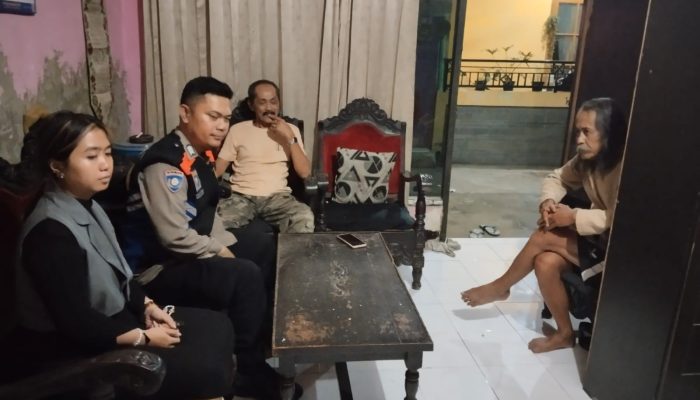 Sambangi Ketua RW Pada Malam Hari, Bhabinkamtibmas Polsek Sukajadi Ajak Jaga Kamtibmas