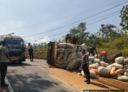 Polsek Pakenjeng Evakuasi Truk Muatan Sekam Terguling