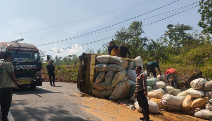 Polsek Pakenjeng Evakuasi Truk Muatan Sekam Terguling