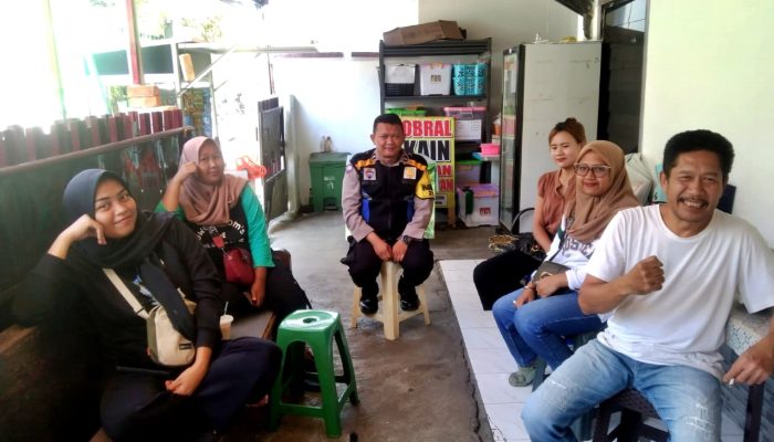 Bhabinkamtibmas Polsek Astanaanyar Jalin Silaturahmi dan Komunikasi Dengan Warga Melalui Kegiatan Sambang