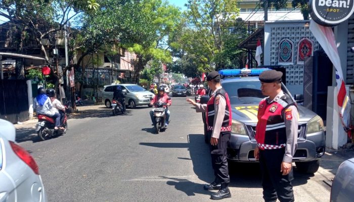 Unit Samapta Polsek Astanaanyar Laksanakan Penjagaan dan Pengaturan Lalulintas Dalam Rangka Yanmas Siang